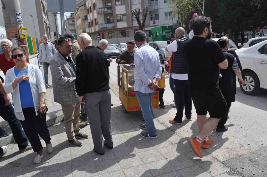 Oy Kullanmaya Aynı Saat Diliminde Giden Vatandaşlar Yoğunluğa Sebep Oldu
