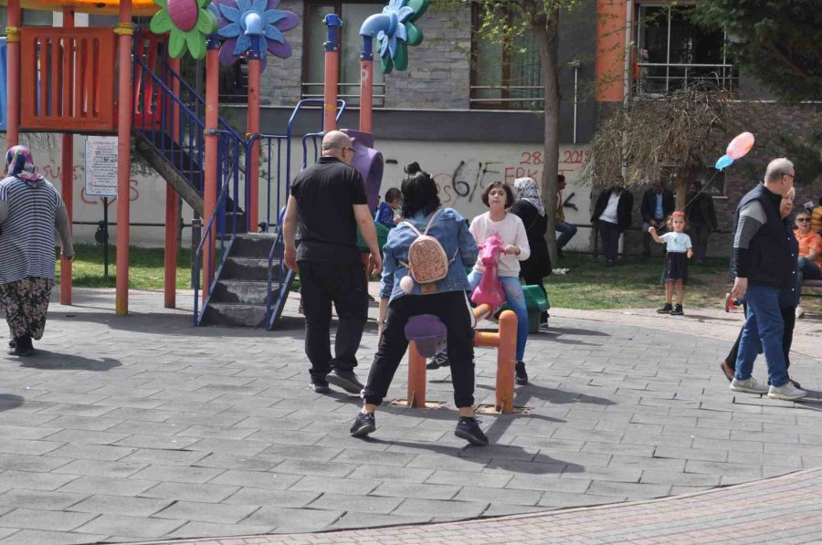 Oy Kullanmaya Aynı Saat Diliminde Giden Vatandaşlar Yoğunluğa Sebep Oldu