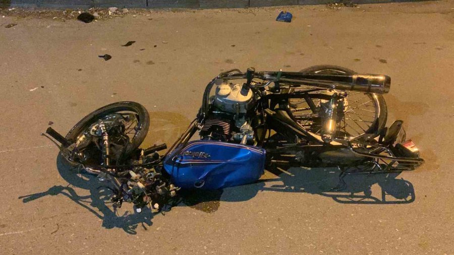 Otomobil İle Çarpışan Motosiklet Sürücüsü Hayatını Kaybetti