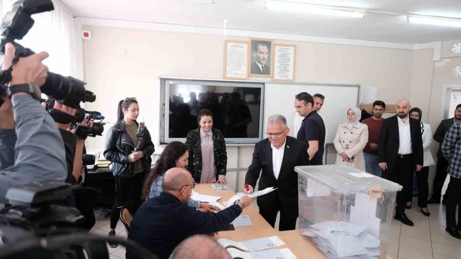 Başkan Büyükkılıç, Eşi Ve Torunu İle Birlikte Oyunu Kullandı