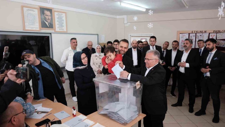 Başkan Büyükkılıç, Eşi Ve Torunu İle Birlikte Oyunu Kullandı