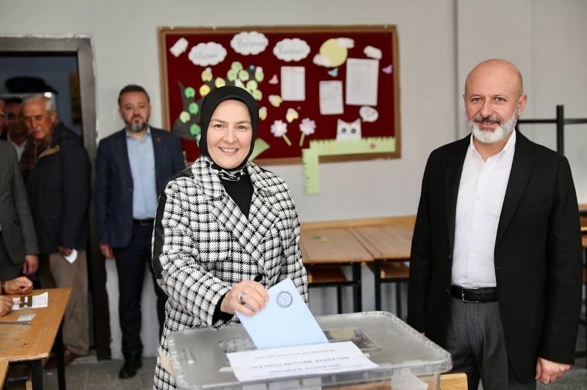 Başkan Çolakbayrakdar, Oyunu Eşiyle Birlikte Kullandı