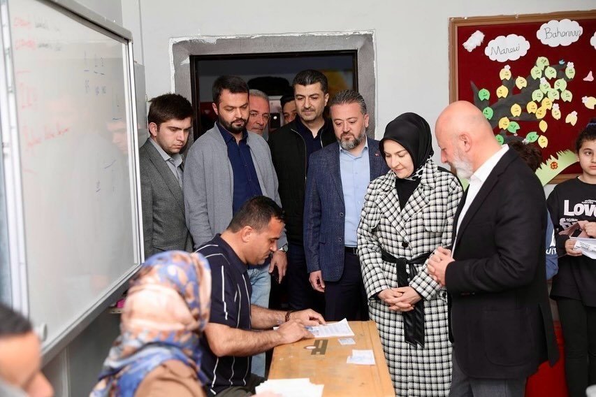 Başkan Çolakbayrakdar, Oyunu Eşiyle Birlikte Kullandı