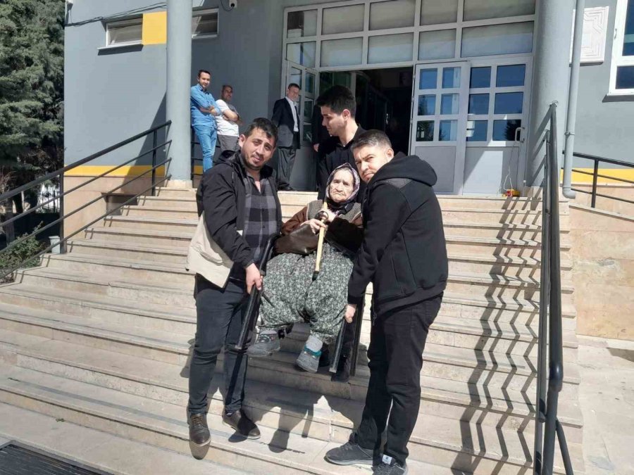 100 Yaşındaki Zahide Nine Sandalyede Sandığa Gitti