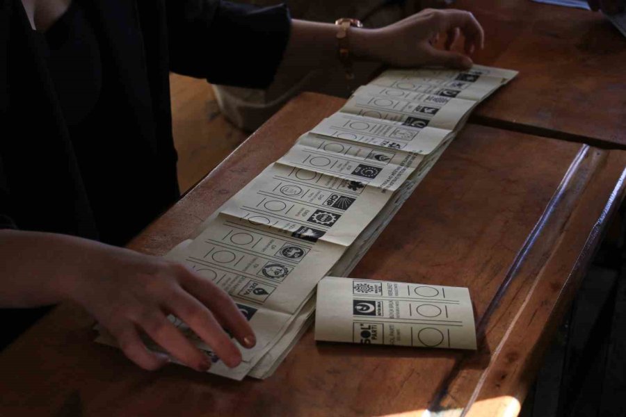 Mersin’de Oy Sayım İşlemi Devam Ediyor