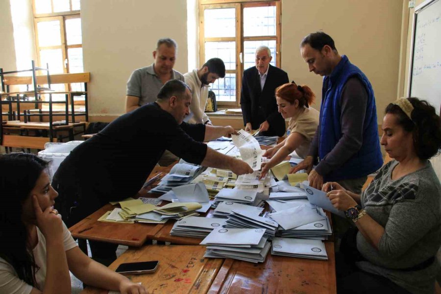 Mersin’de Oy Sayım İşlemi Devam Ediyor