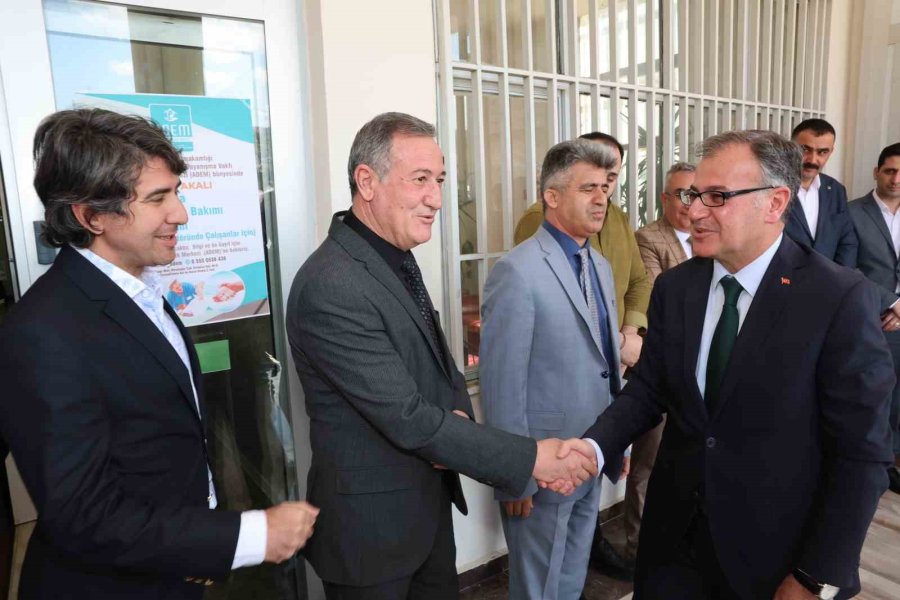 Başkan Özdoğan Çiçeklerle Karşılandı