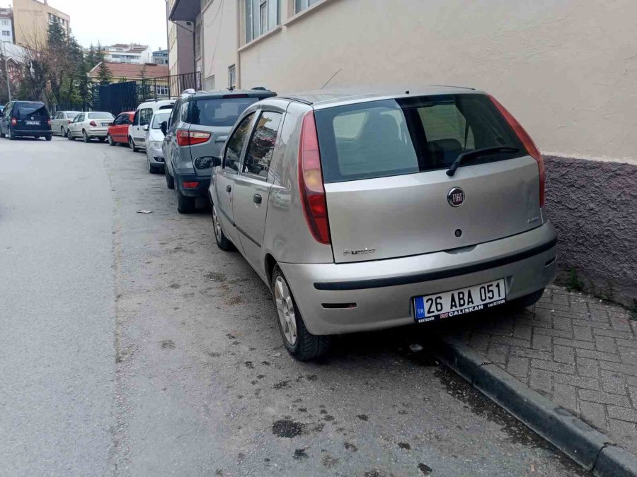 Kaldırıma Park Edilen Araçlardan Yayalara Yer Kalmadı