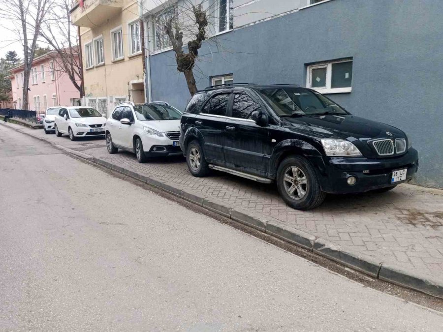 Kaldırıma Park Edilen Araçlardan Yayalara Yer Kalmadı