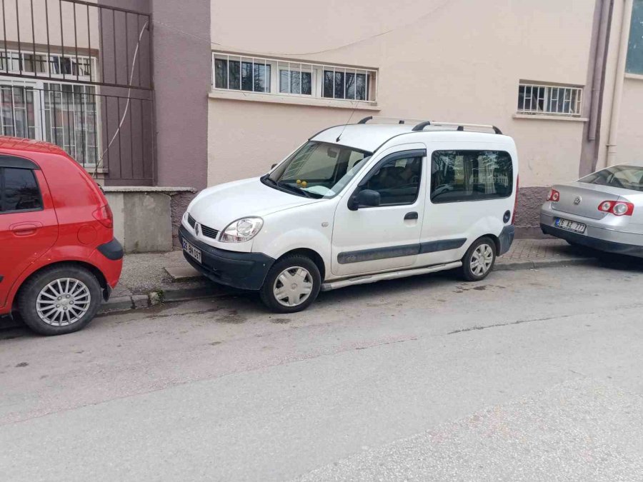 Kaldırıma Park Edilen Araçlardan Yayalara Yer Kalmadı