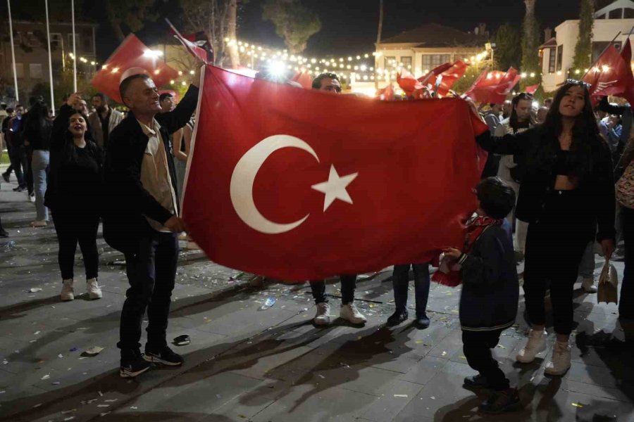 Balkon Konuşması Yapan Böcek: "antalya’da Rekor Kırmaya Devam Edeceğiz"