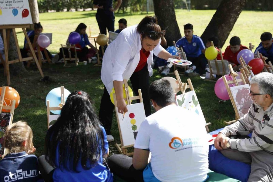 Alanya’da 2 Nisan Otizm Farkındalık Günü’nde Renkli Etkinlik