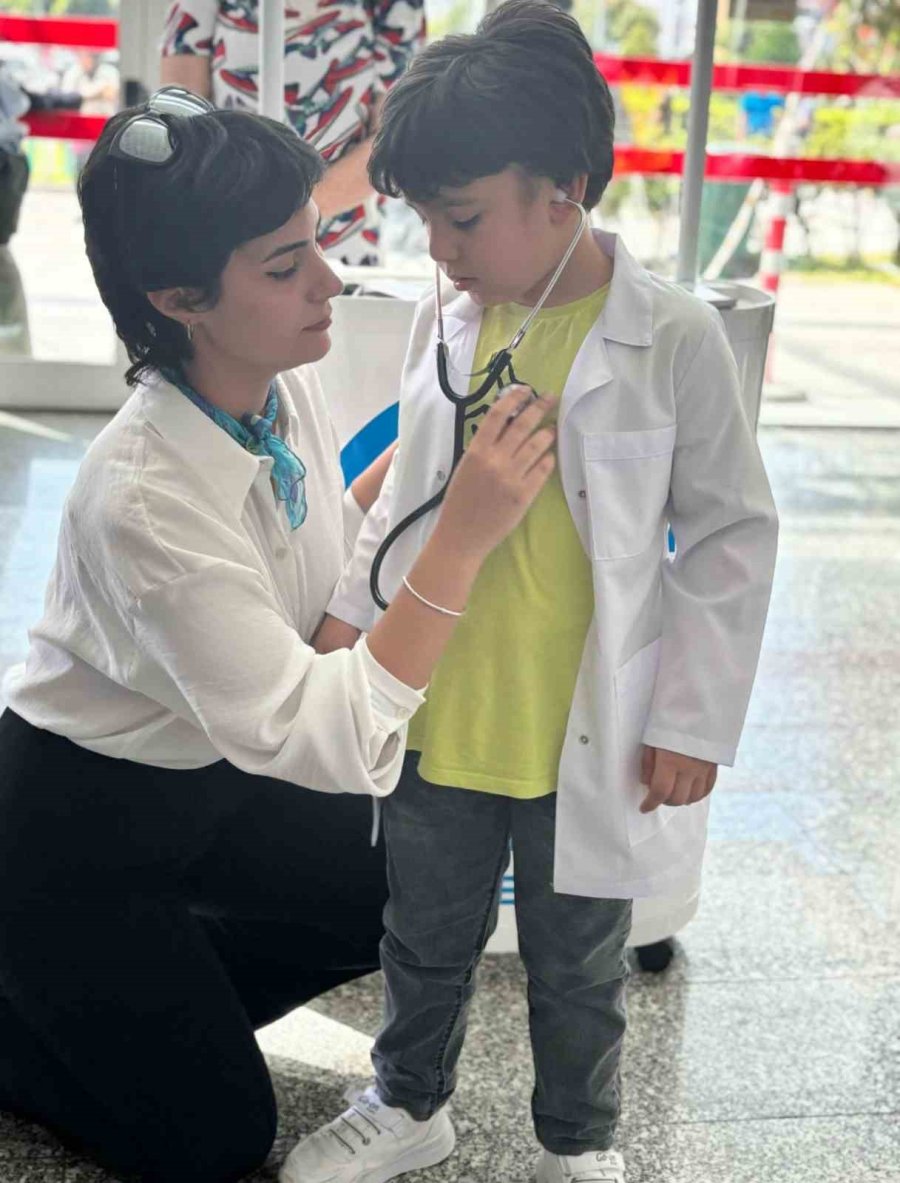 Otizmli Çocuklara Doktor Önlüğü Ve Stetoskop Hediye Edildi