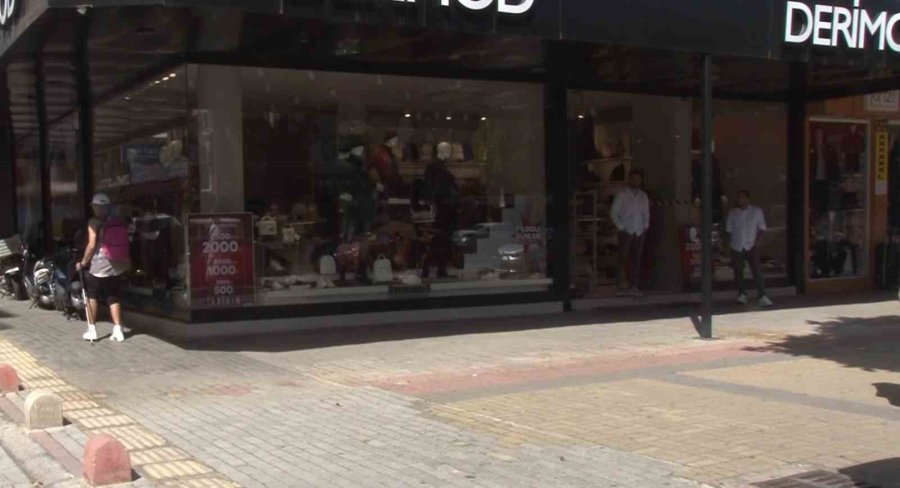 Satın Aldığı Montu İade Etmek İsteyen Adam Mağaza Çalışanlarıyla Tartışma Yaşadı