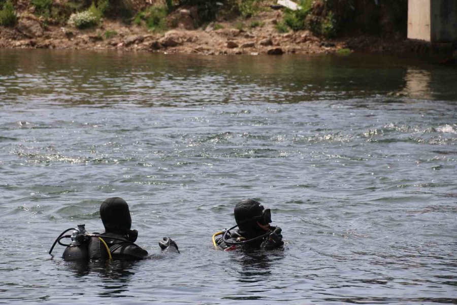 Eski Eşi Hakkında Dedikodu Yaptığını İddia Ettiği Akrabasını Sırtından Vurarak Öldürdü
