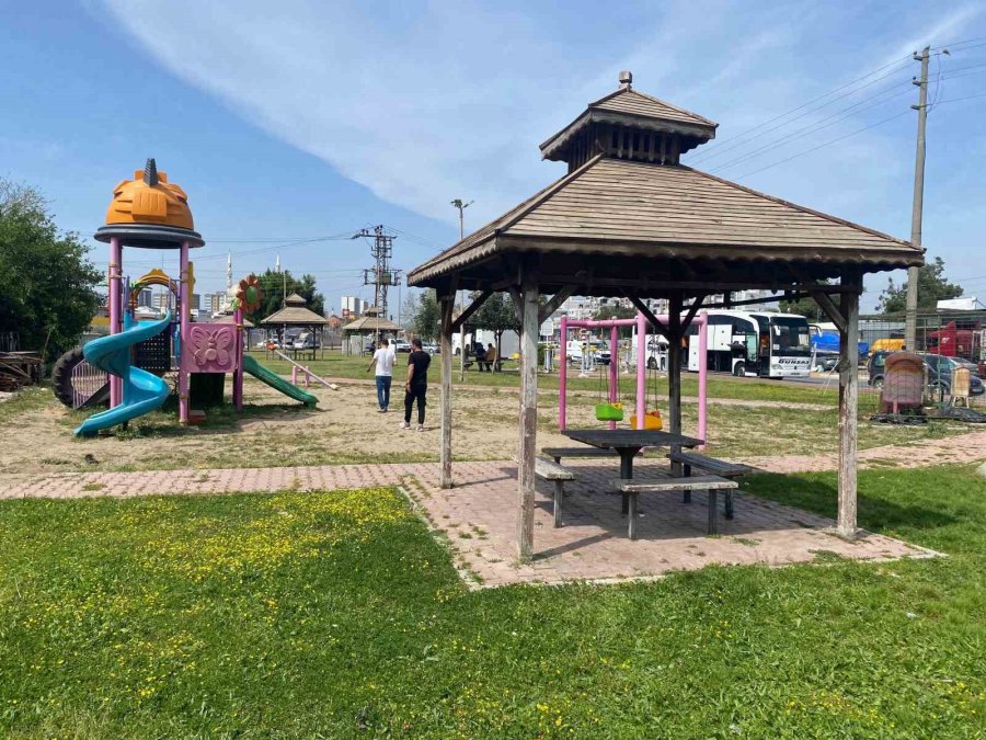 Eski Eşi Hakkında Dedikodu Yaptığını İddia Ettiği Akrabasını Sırtından Vurarak Öldürdü