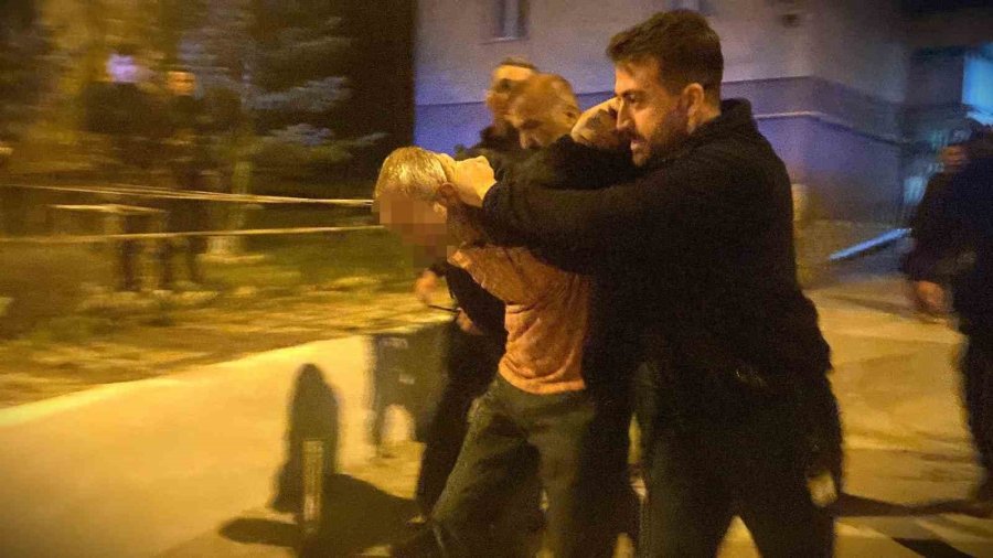Aranan Şahıs Ailesini Rehin Aldı, Özel Harekat Polisi Kurtardı