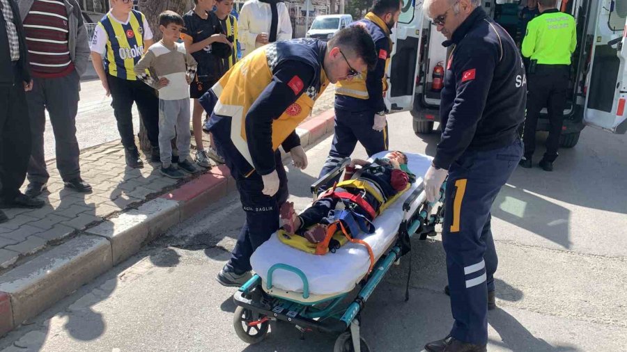 Kaza Sonrası Gözyaşına Boğulan Küçük Çocuğu Abisi Sarılarak Sakinleştirmeye Çalıştı