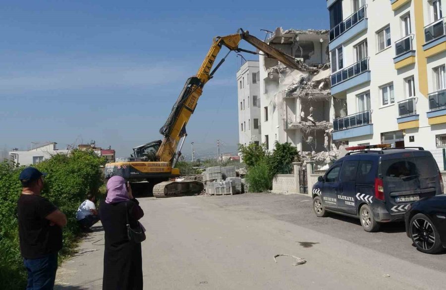 Yana Doğru Yatan O Binanın Yıkımına Başlandı