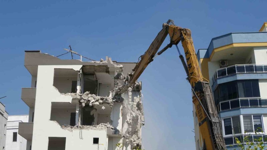 Yana Doğru Yatan O Binanın Yıkımına Başlandı