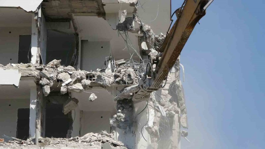 Yana Doğru Yatan O Binanın Yıkımına Başlandı