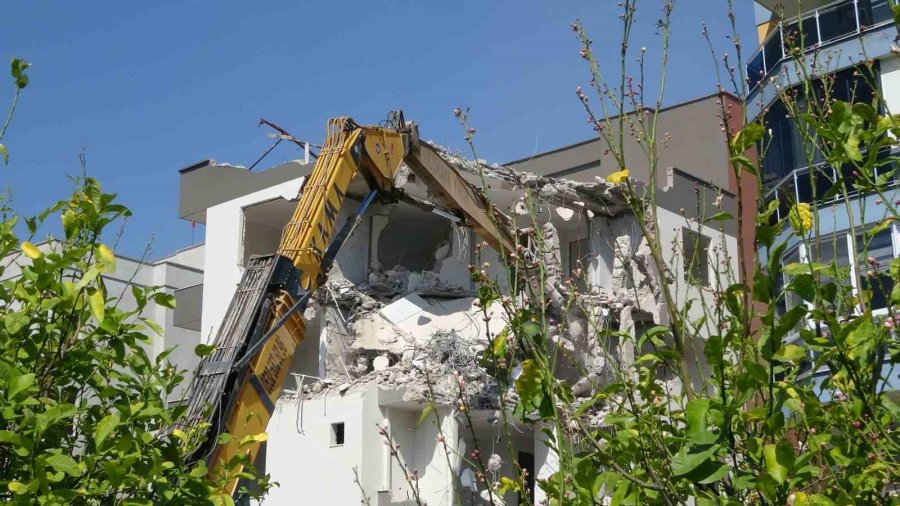 Yana Doğru Yatan O Binanın Yıkımına Başlandı