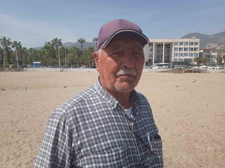 Antalya’da Deniz Kıyısında Sarı Köpük İçinde Ölü Denizanaları Görüldü