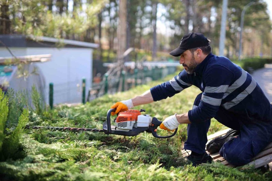 Aksaray’da Belediye Ekipleri Mezarlıkları Bayrama Hazırlıyor