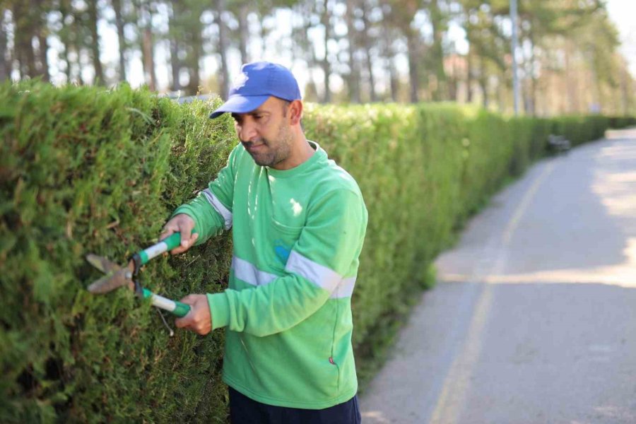 Aksaray’da Belediye Ekipleri Mezarlıkları Bayrama Hazırlıyor