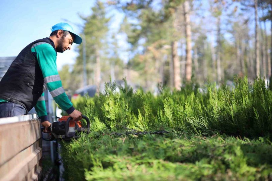 Aksaray’da Belediye Ekipleri Mezarlıkları Bayrama Hazırlıyor