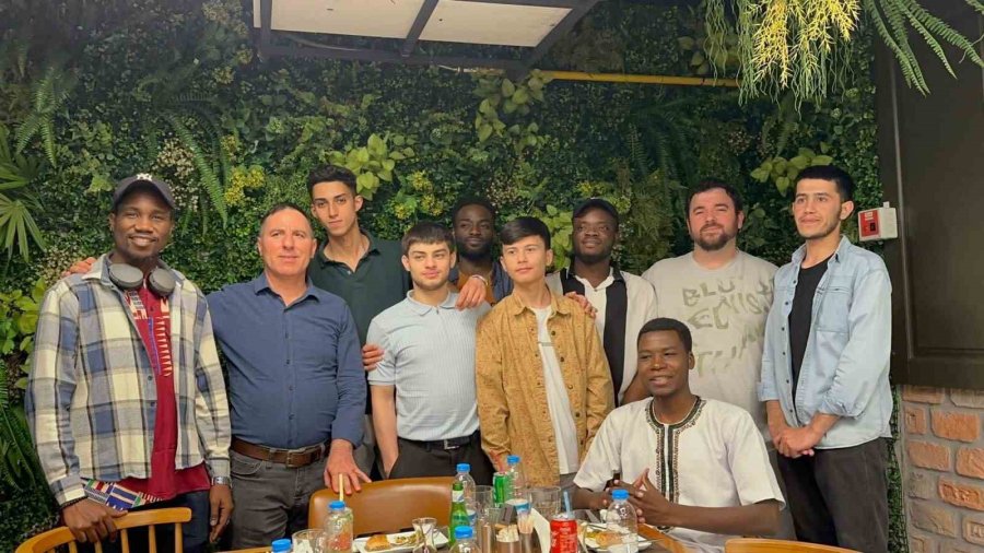 Rektör Prof. Dr. Adnan Özcan, Uluslararası Öğrencilerle İftar Yemeğinde Bir Araya Geldi