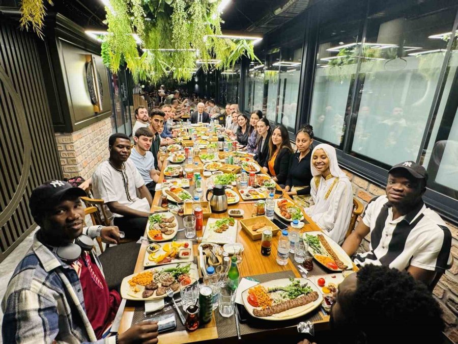 Rektör Prof. Dr. Adnan Özcan, Uluslararası Öğrencilerle İftar Yemeğinde Bir Araya Geldi