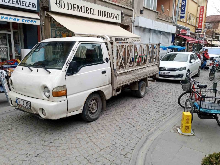 Trafiğe Kapalı Sokakta Oluşan Araç Yoğunluğu Tepki Çekti
