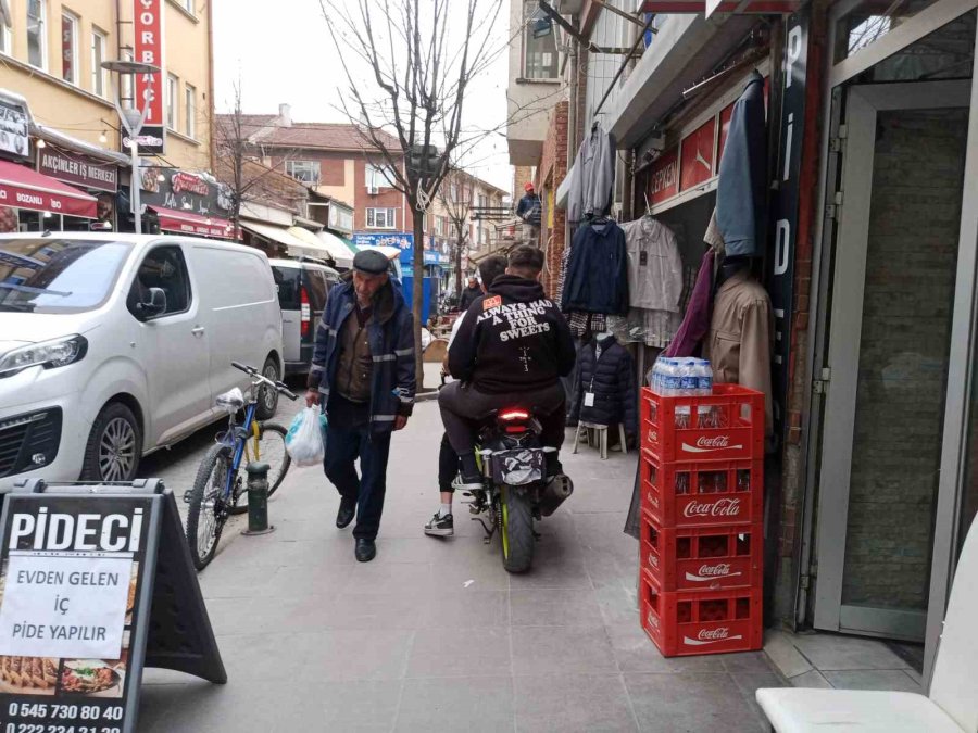 Trafiğe Kapalı Sokakta Oluşan Araç Yoğunluğu Tepki Çekti