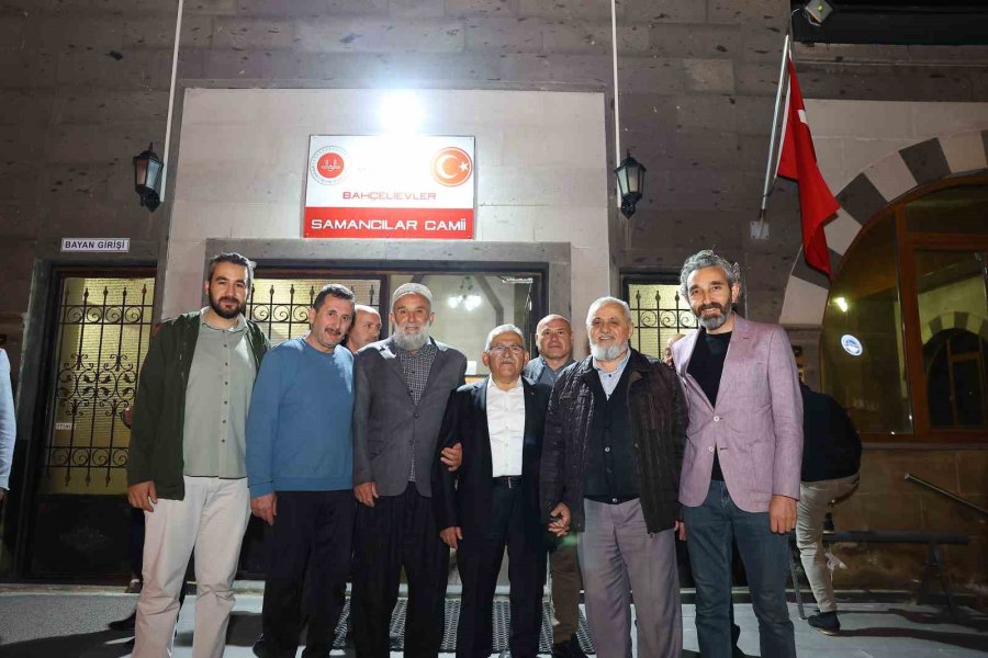 Büyükkılıç; Talas’ta Teravih Namazı Sonrası Vatandaşla Buluştu