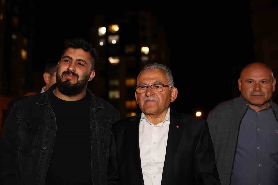 Büyükkılıç; Talas’ta Teravih Namazı Sonrası Vatandaşla Buluştu