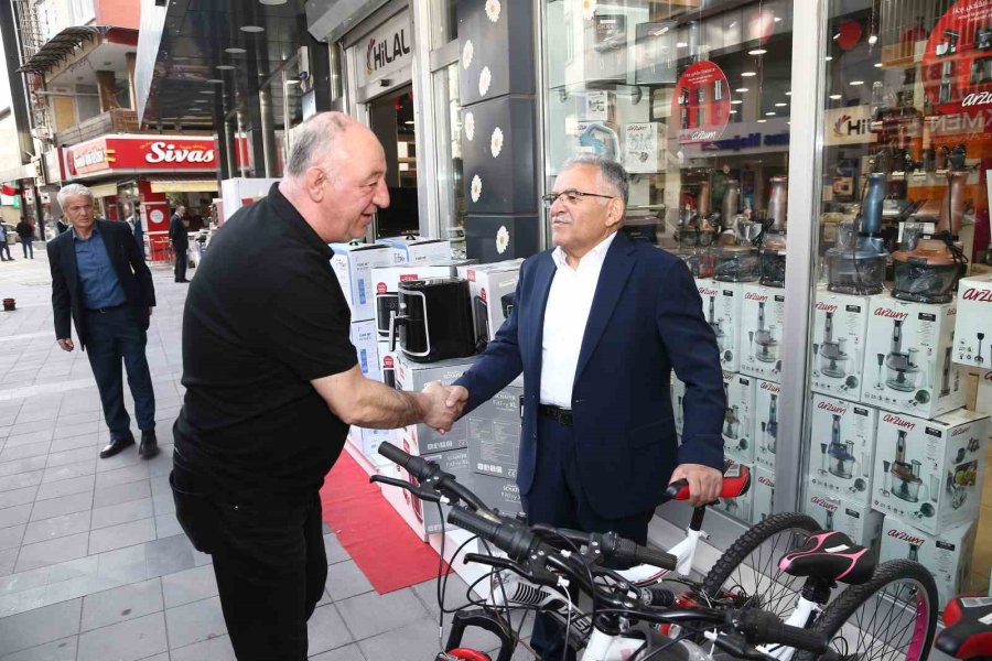 Başkan Büyükkılıç, Esnafla Buluştu, Şeyh İbrahim Tennuri Hazretleri’nin Türbesini Ziyaret Etti