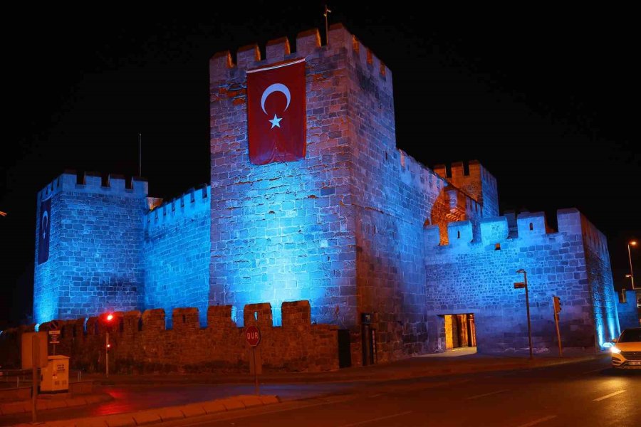 Tarihi Kayseri Kalesi’nde Dünya Otizm Farkındalık Günü’ne Özel Aydınlatma