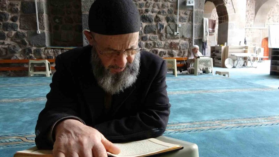 8 Asırlık Camide 80 Kişi İtikafa Girdi