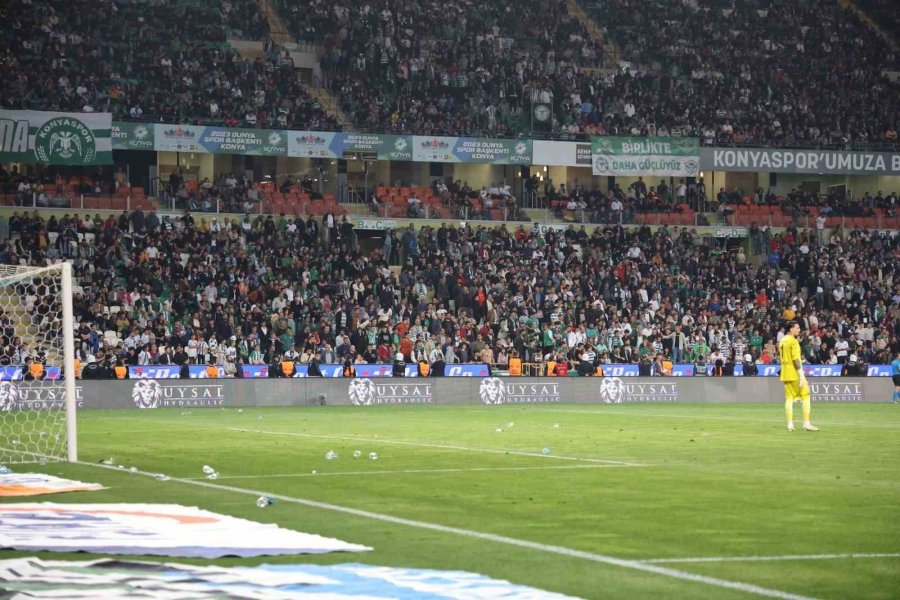 Konyaspor - Trabzonspor Maçında Sahaya Taraftar Girdi