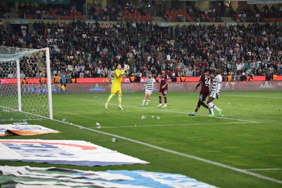 Konyaspor - Trabzonspor Maçında Sahaya Taraftar Girdi
