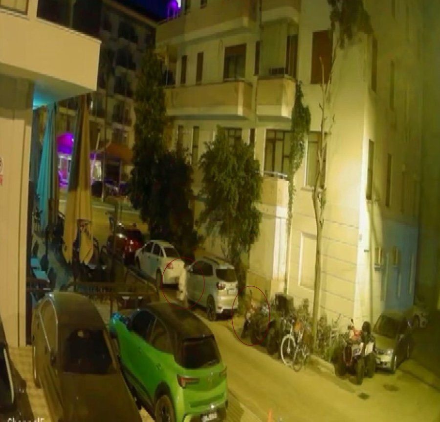 Alanya’da Motosikletin Çalınma Anı Güvenlik Kamerasında