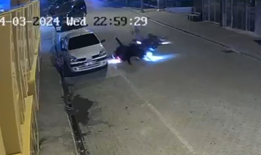 Ehliyetsiz Motosikletlilerin Kazasında İki Sürücü Yaralandı