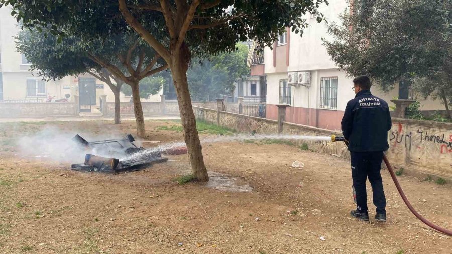 Park İçerisindeki Koltukları Ateşe Verdiler, Alev Alev Yandı
