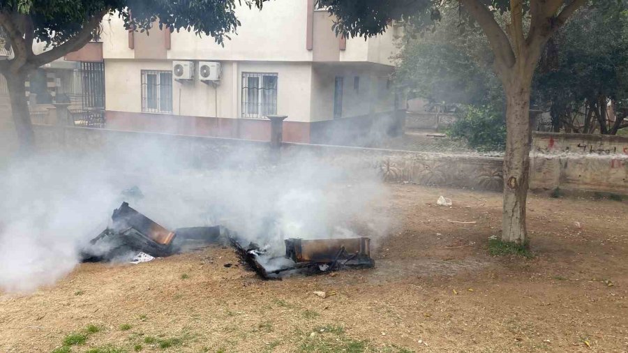 Park İçerisindeki Koltukları Ateşe Verdiler, Alev Alev Yandı