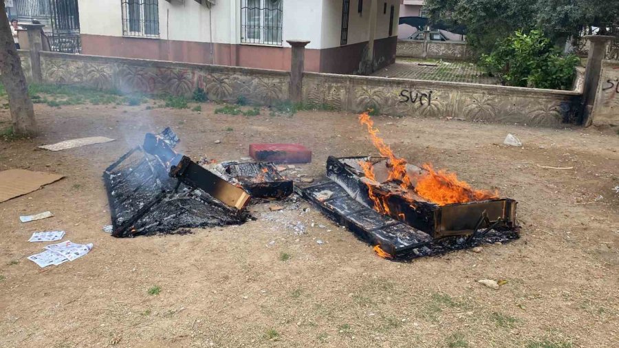 Park İçerisindeki Koltukları Ateşe Verdiler, Alev Alev Yandı
