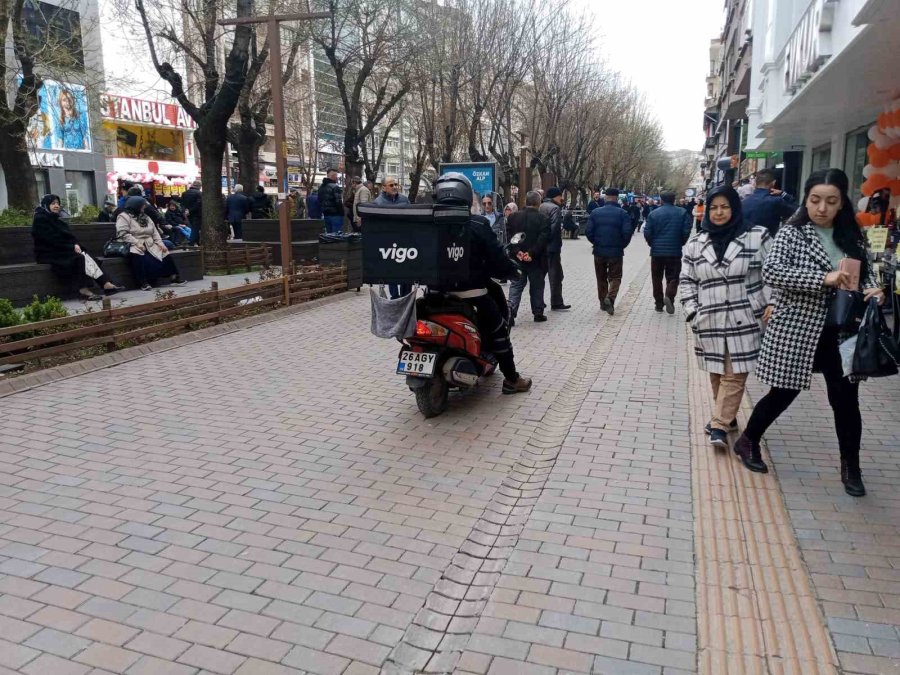 Kuralsız Motosiklet Ve Bisiklet Sürücüleri Yayaları Umursamıyor