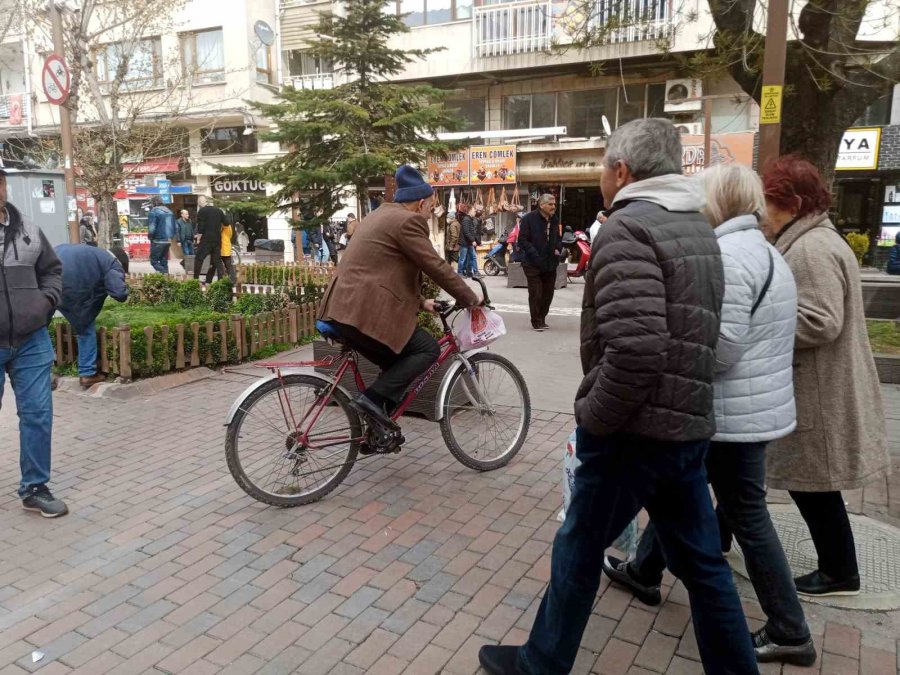 Kuralsız Motosiklet Ve Bisiklet Sürücüleri Yayaları Umursamıyor