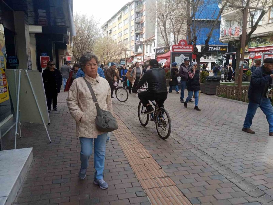 Kuralsız Motosiklet Ve Bisiklet Sürücüleri Yayaları Umursamıyor