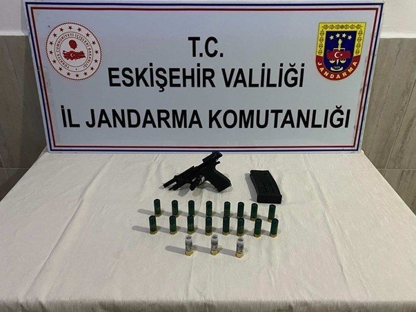 Çok Sayıda Ruhsatsız Silah Ve Mühimmat Ele Geçirildi